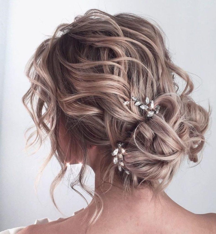 Прическа на выпускной низкий пучок