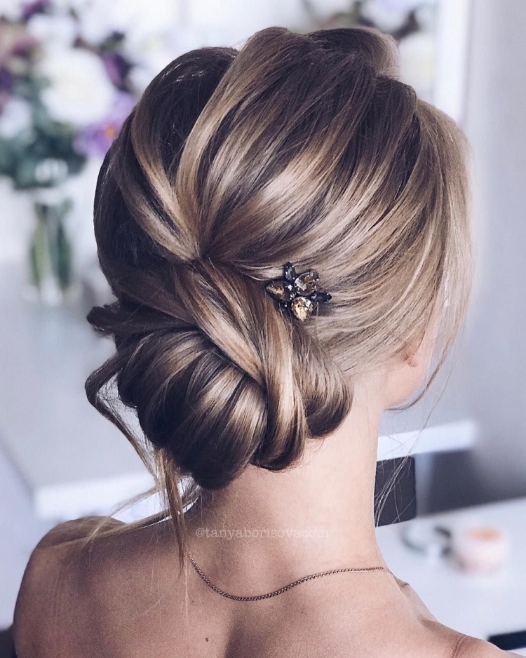 Прическа пучок с выпущенными прядями