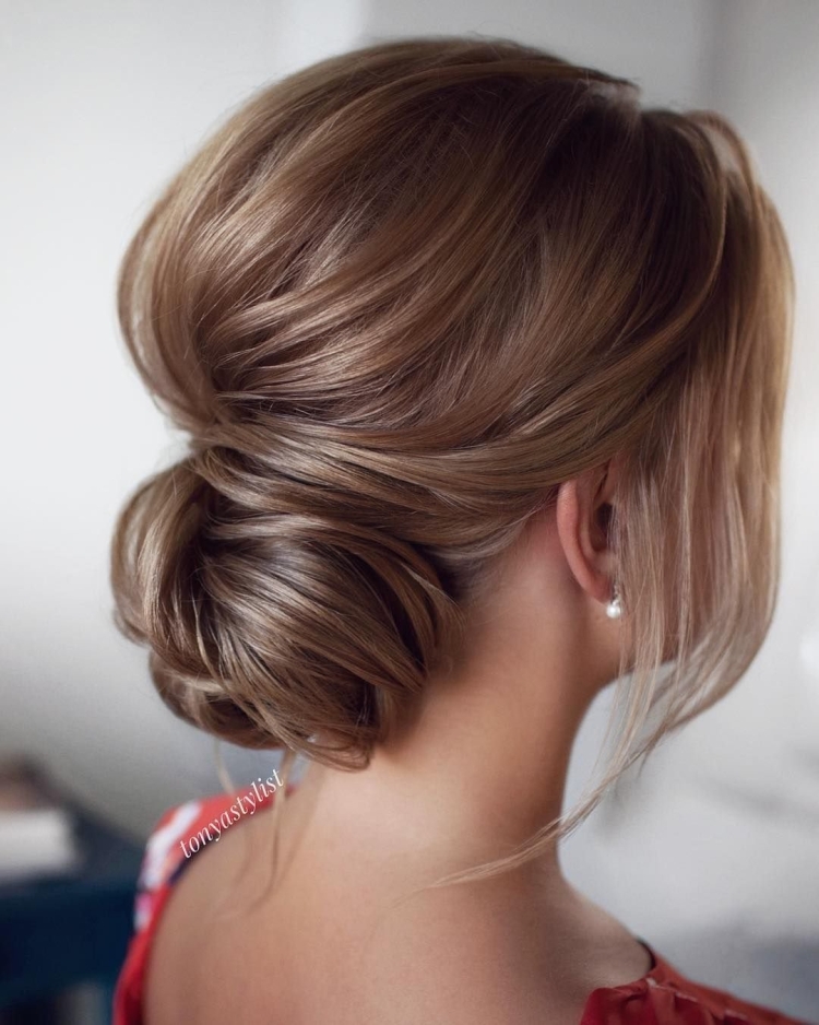 Прическа низкий пучок