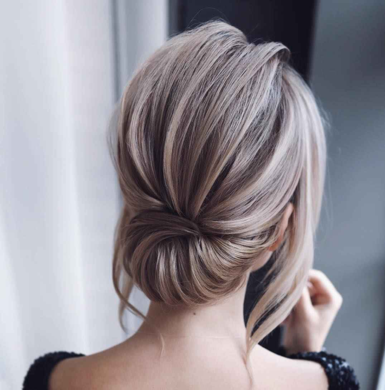 Красивый низкий пучок