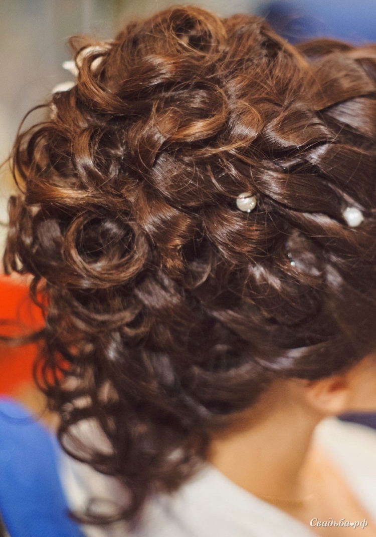 Прическа на Каскад вечерняя
