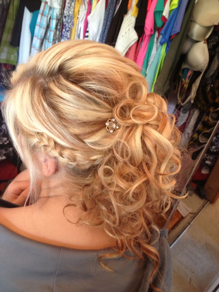 Прическа на Каскад вечерняя