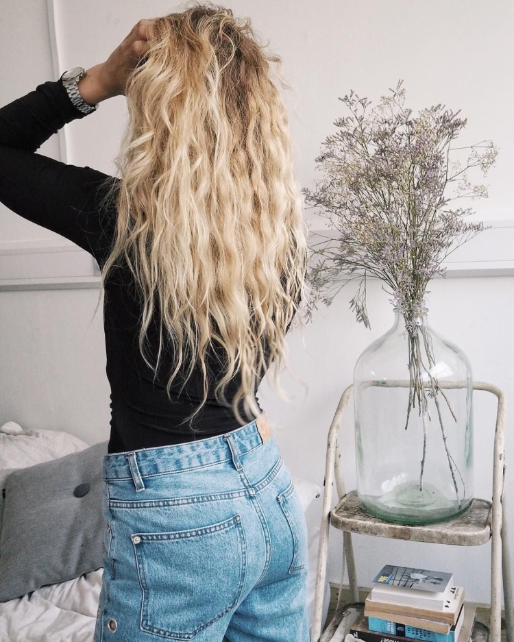 Длинные светлые кудрявые волосы