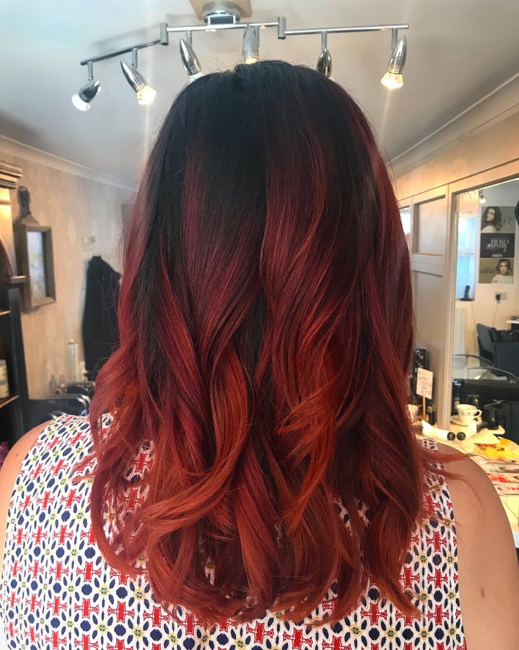 Красные кончики на темных волосах