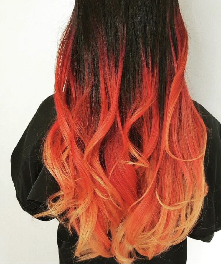 Чёрные волосы с розовыми кончиками