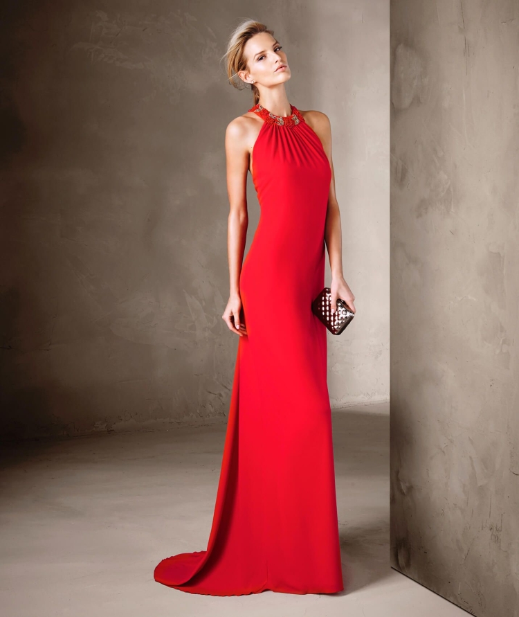 Девушка в длинном Красном платье