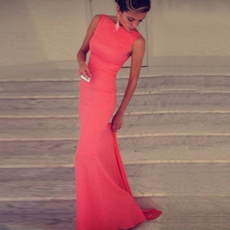 Красное длинное платье с разрезом
