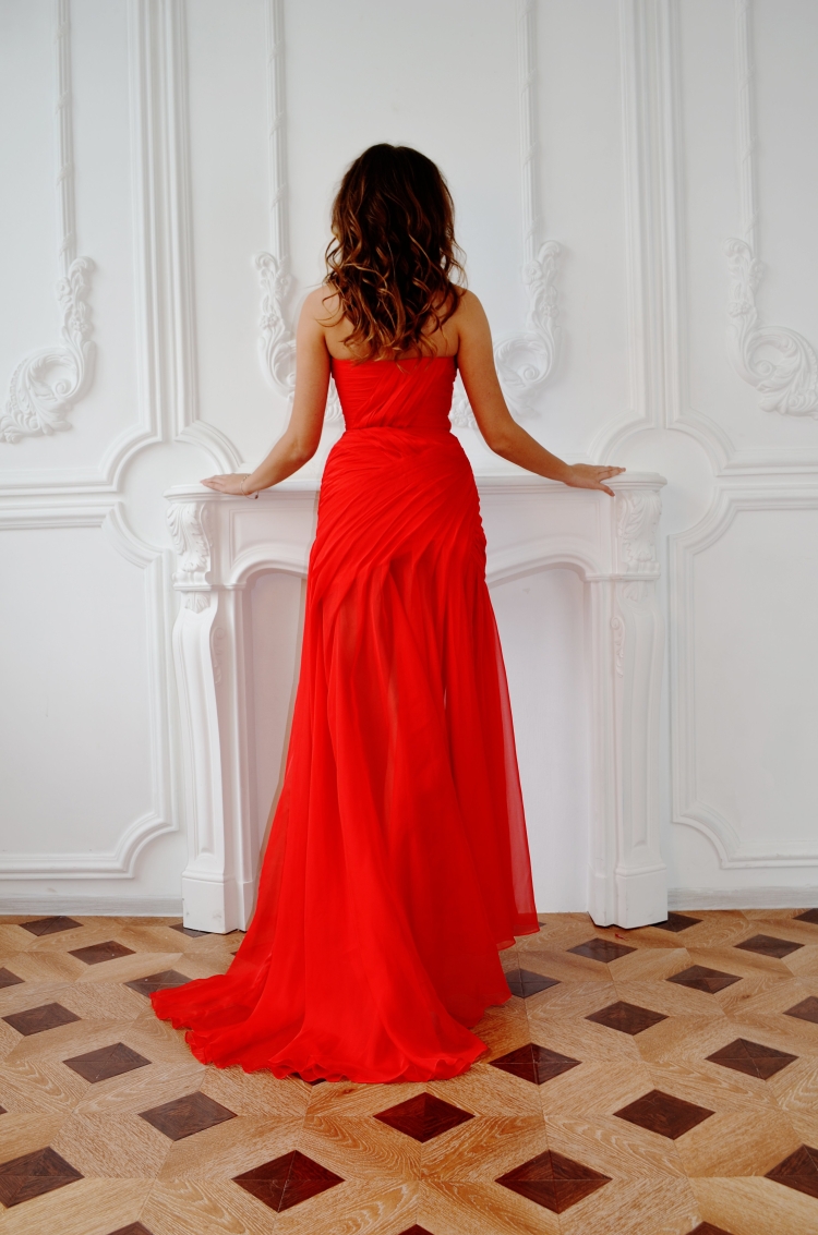 Красное платье в пол