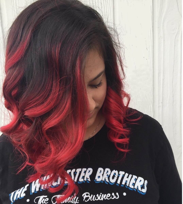 Короткие волосы с красными кончиками