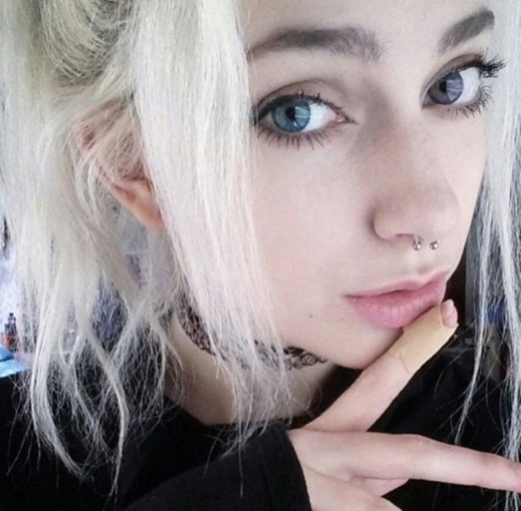 Sarah Marie Karda без макияжа