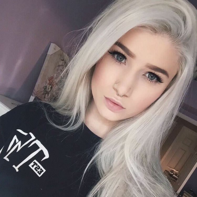 Девушка с белыми волосами