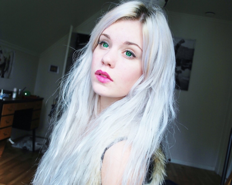 Девушка с белыми волосами