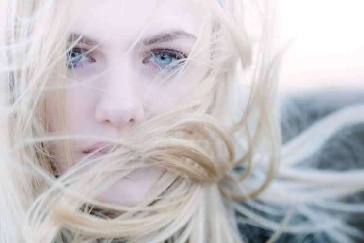 Белые волосы