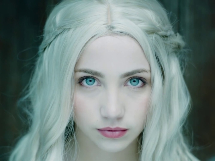 Эмили Радд блондинка