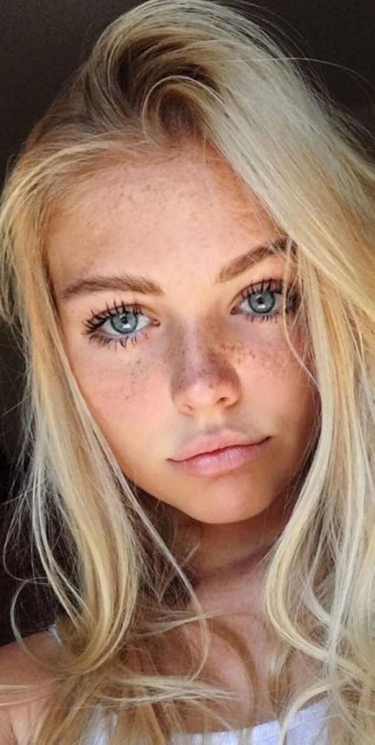 Блондинка с веснушками