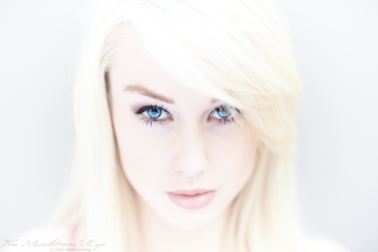 Лицо девушки с голубыми глазами