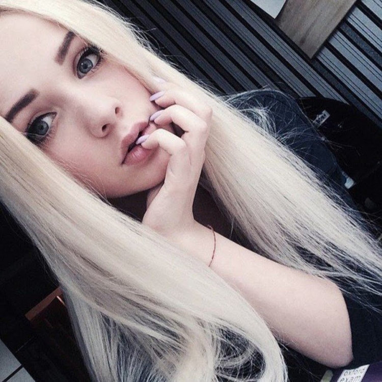 Девушка 17 лет с белыми волосами