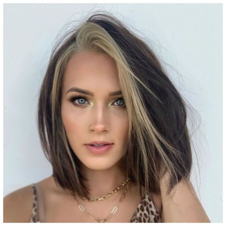 Волосы с белыми прядями