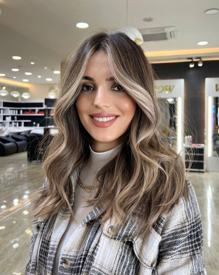 Окрашивание прядей на светлых волосах