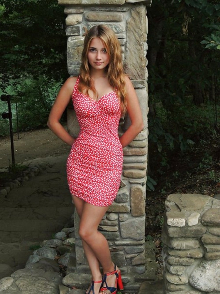 В коротком платье частное