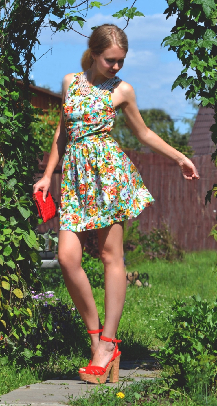 Девочка в коротком сарафане