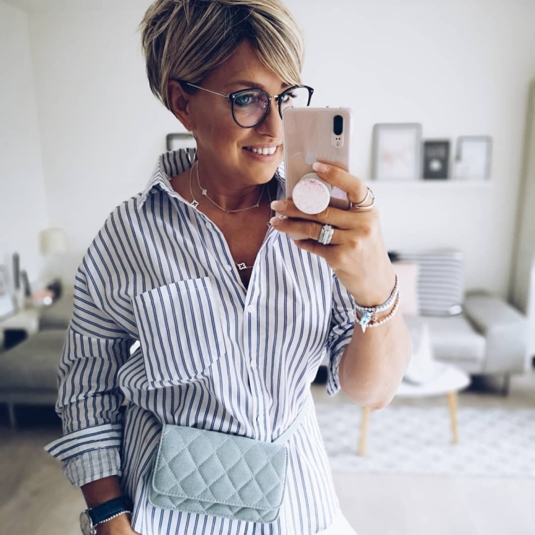 Стильная взрослая женщина