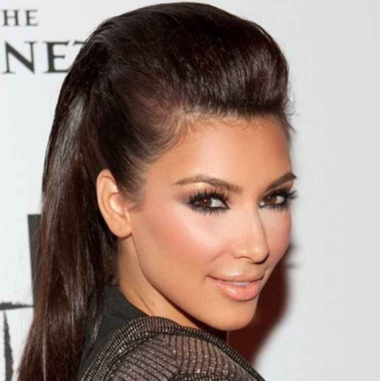 Ким Кардашян прическа с зачесом назад