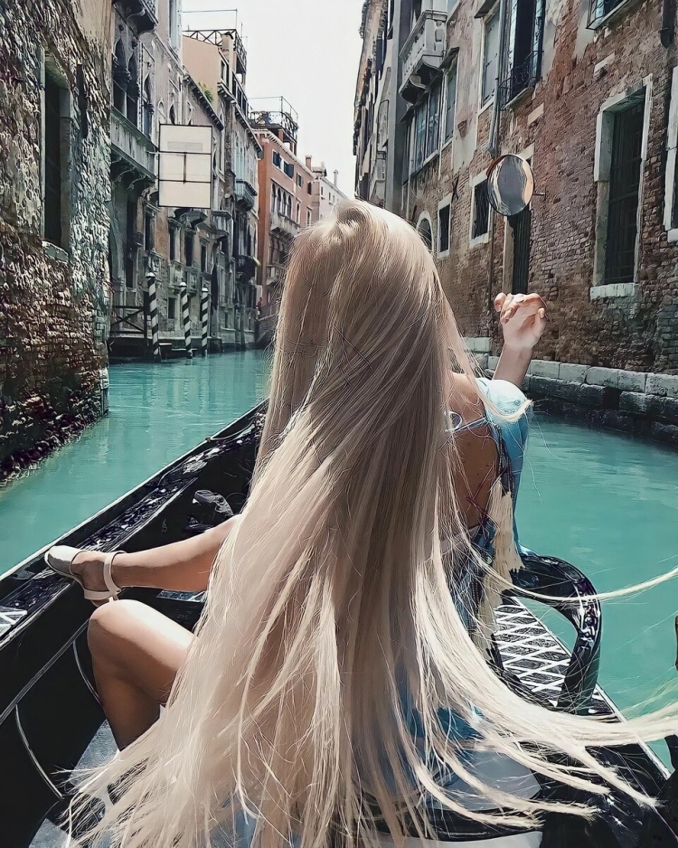 Блондинка с длинными волосами