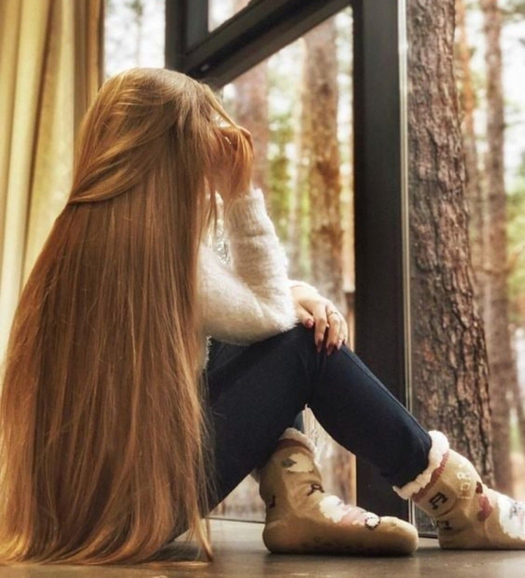 Девушка с длинными русыми волосами