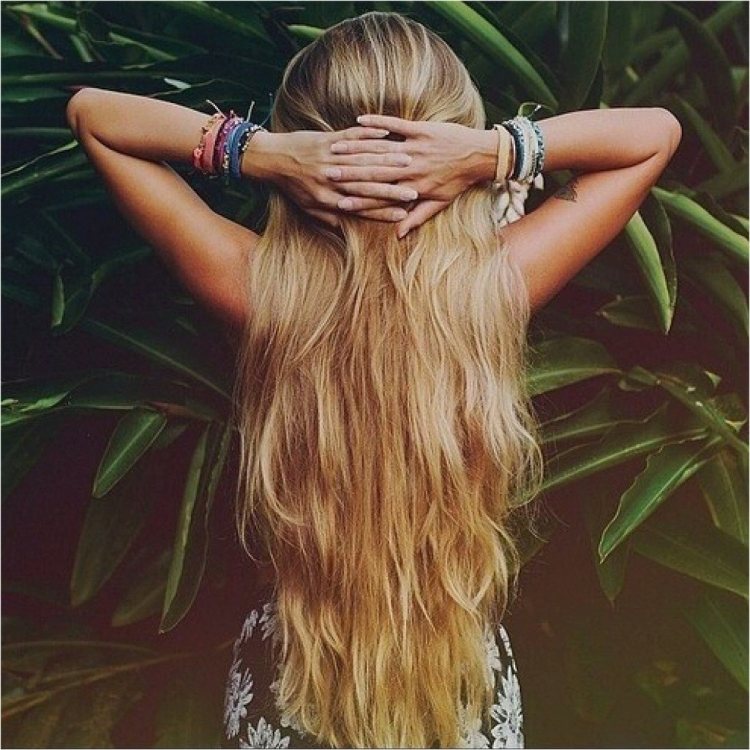 Девушка с длинными русыми волосами