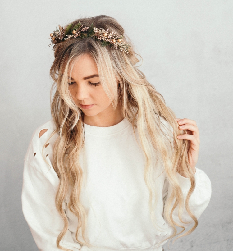 Шишки с распущенными волосами