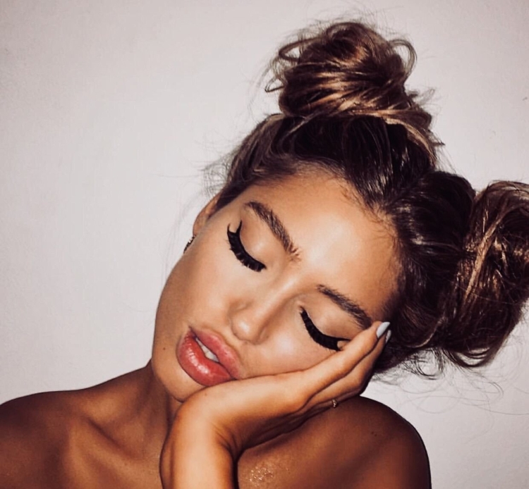 Прическа с двумя гульками