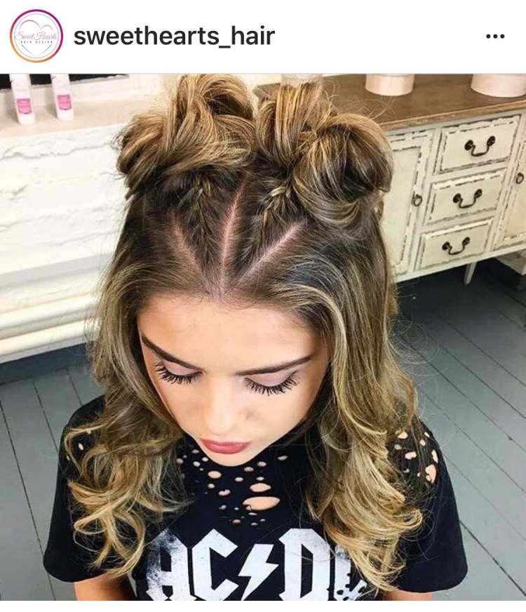 Прическа 2 гульки и распущенные волосы