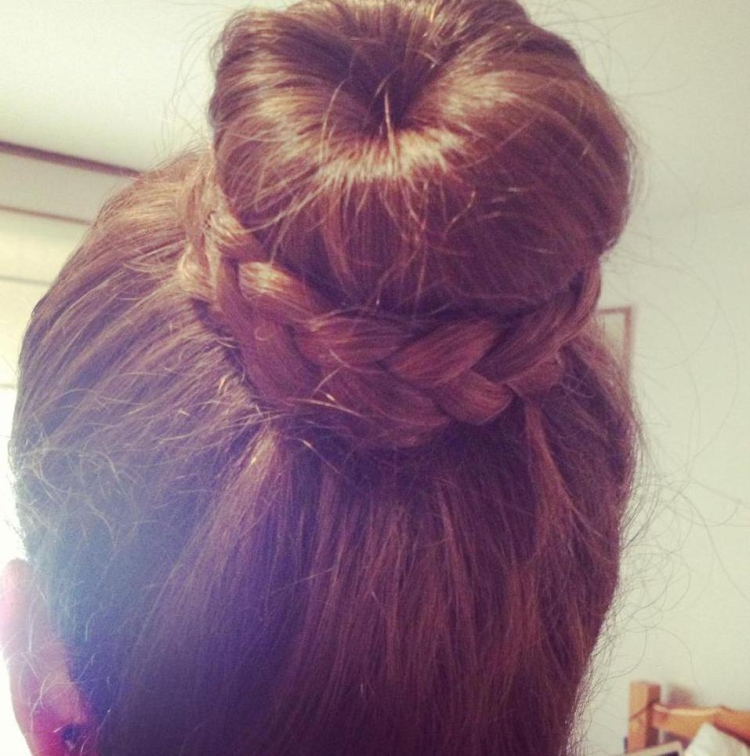 Прическа шишка с косой