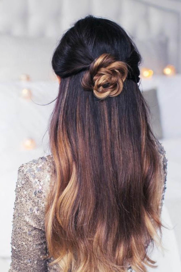 Пучок с распущенными волосами