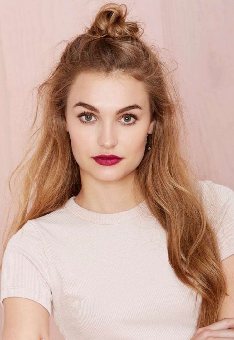 Пучок с отпущенными волосами