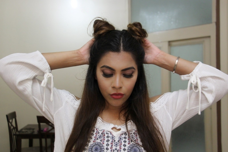 Прическа с двумя пучками