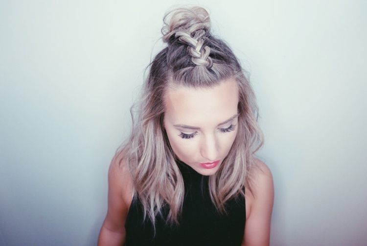 Прическа два хвостика и распущенные волосы