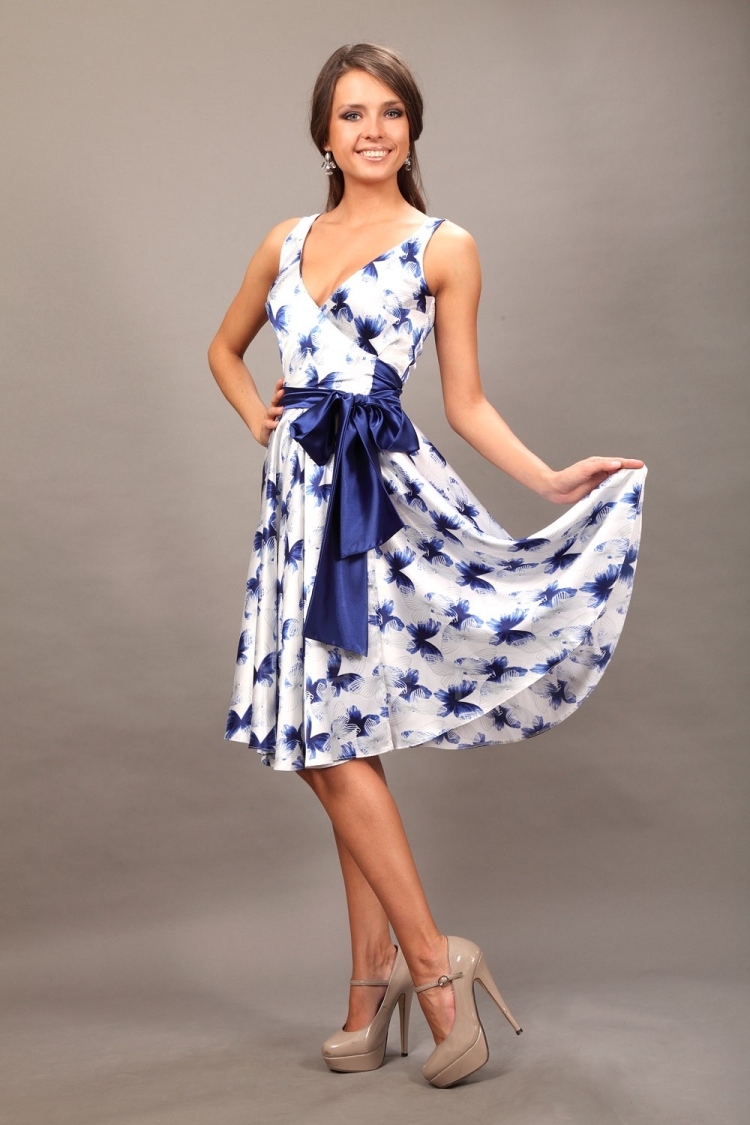 Платье с запахом и воланами