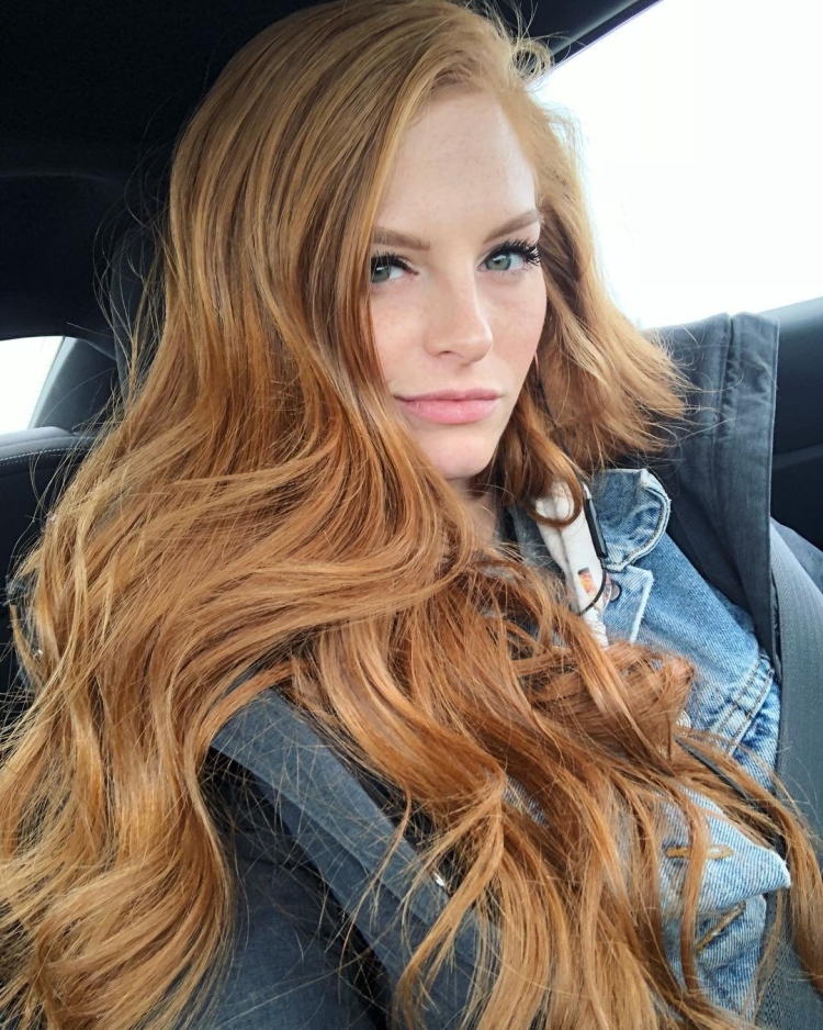 Светлые пряди у лица на рыжих волосах