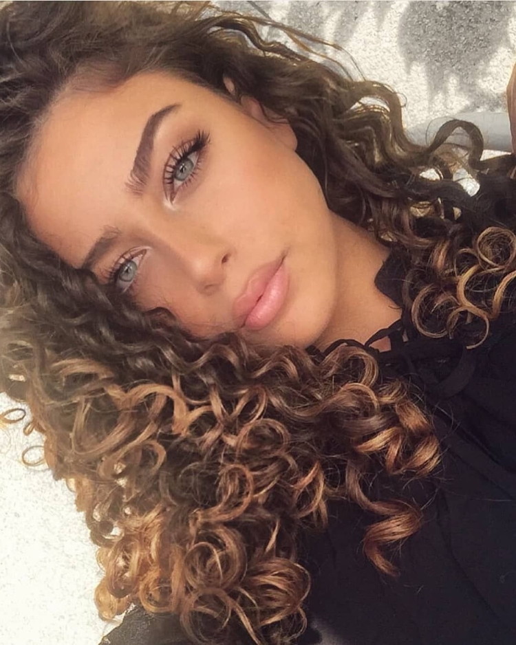 Афро кудри Ханна певица