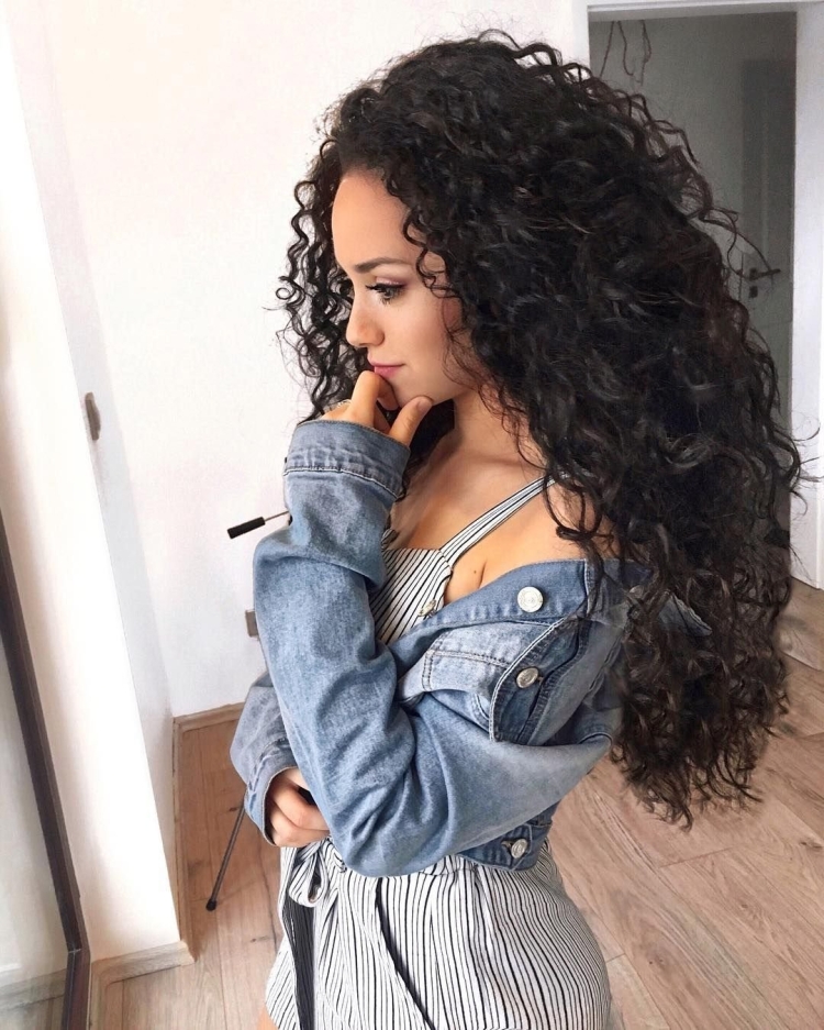 Красивые девушки с кудрявыми волосами