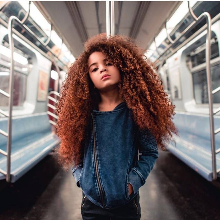 Кудрявая девушка подросток