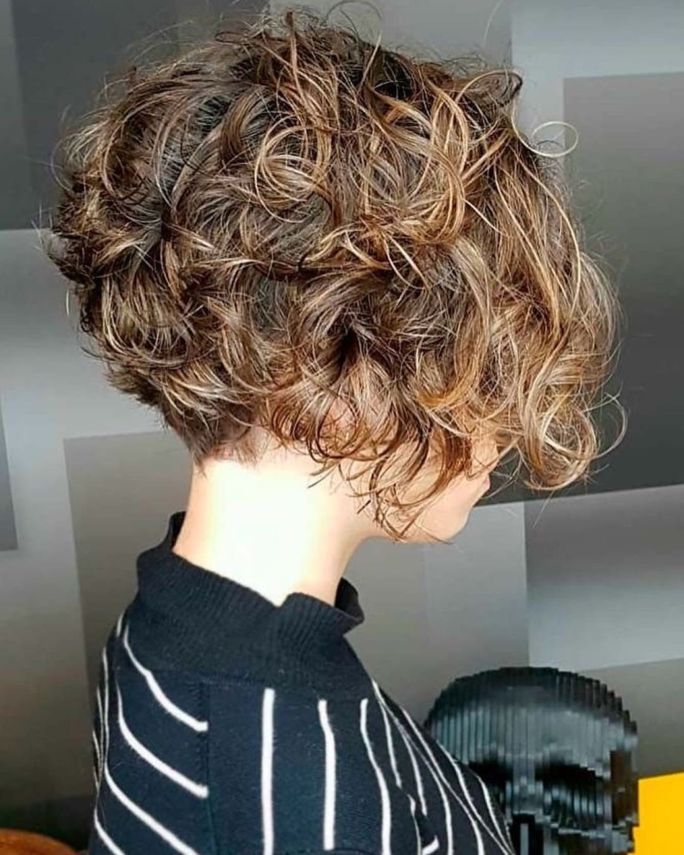 Стрижка Пикси-Боб на короткие волнистые волосы