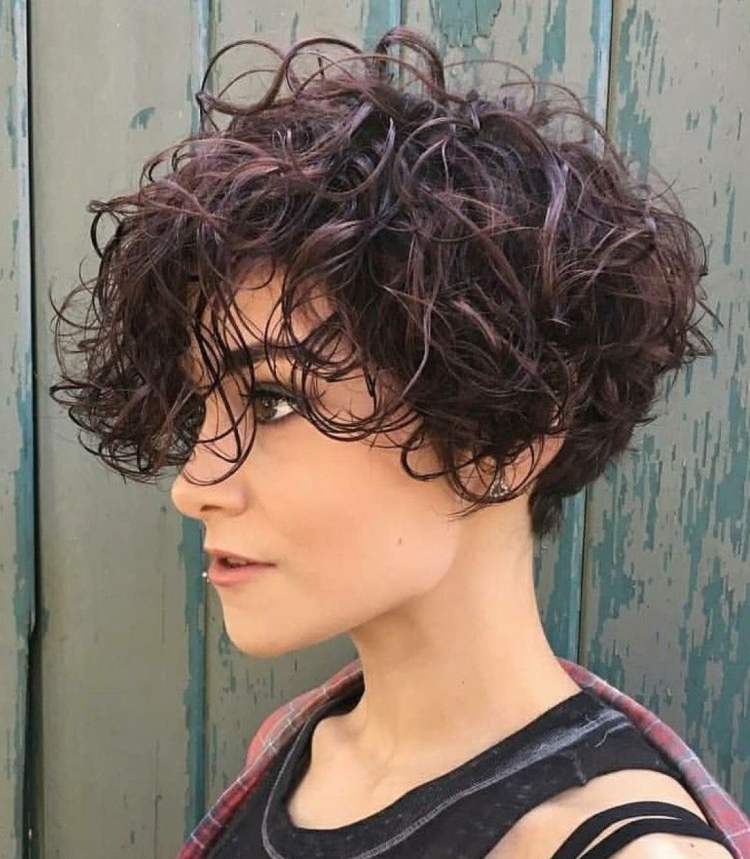 Стрижка Боб Гарсон на кудрявые волосы