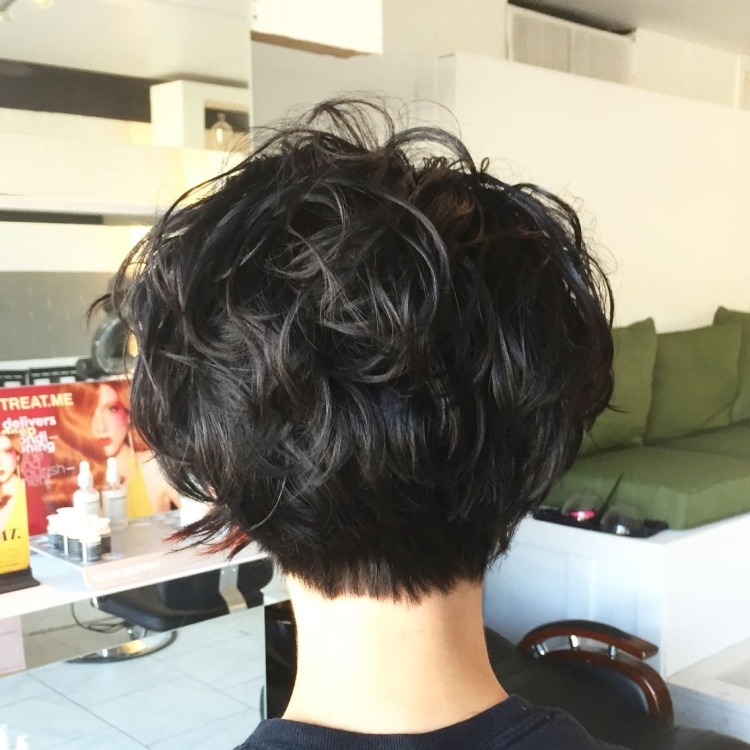 Каре Пикси Боб на кудрявые волосы