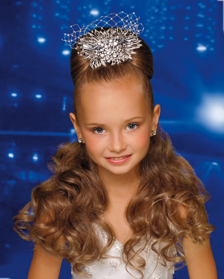 Прическа с диадемой для девочки