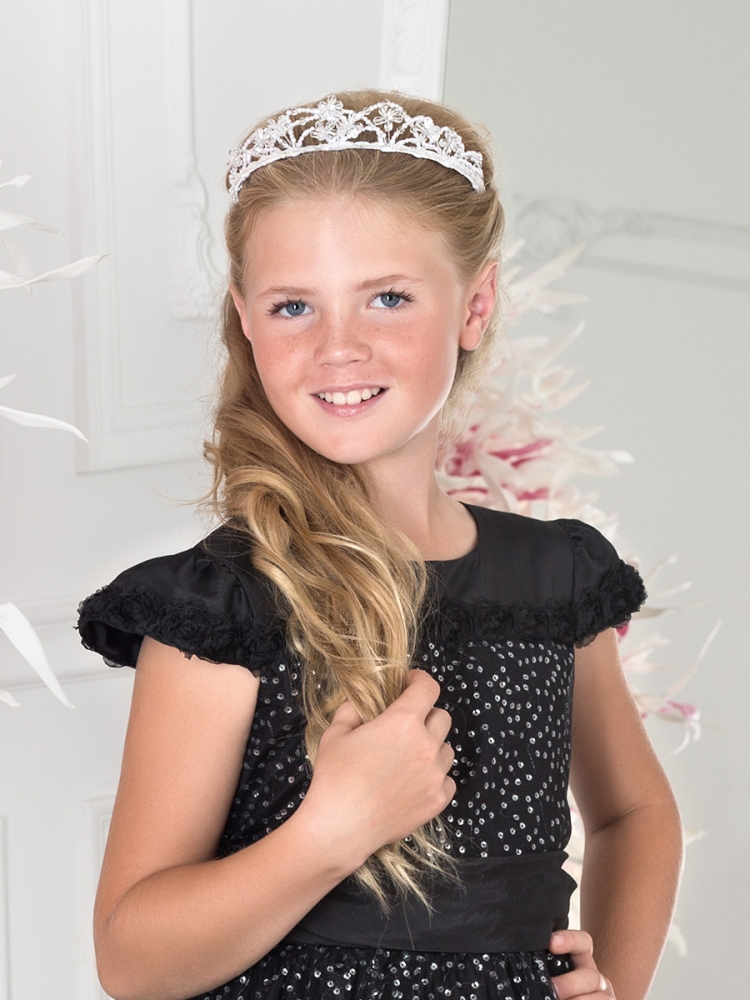 Прическа на утренник с диадемой