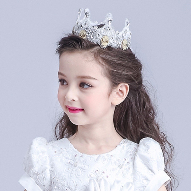 Прическа на выпускной с короной