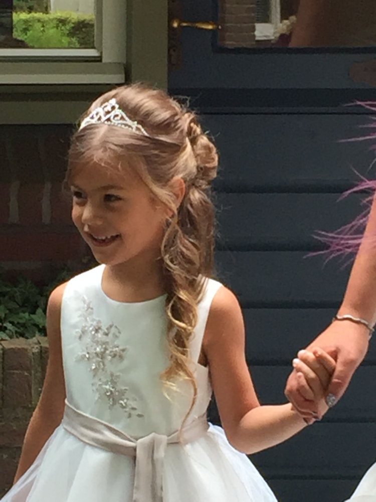 Пучок с диадемой для девочки